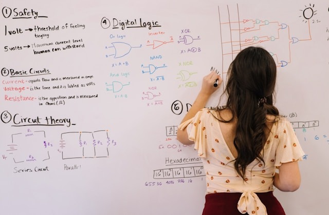 Professionnel en reconversion exploitant son intelligence logico-mathématique pour structurer ses choix de carrière