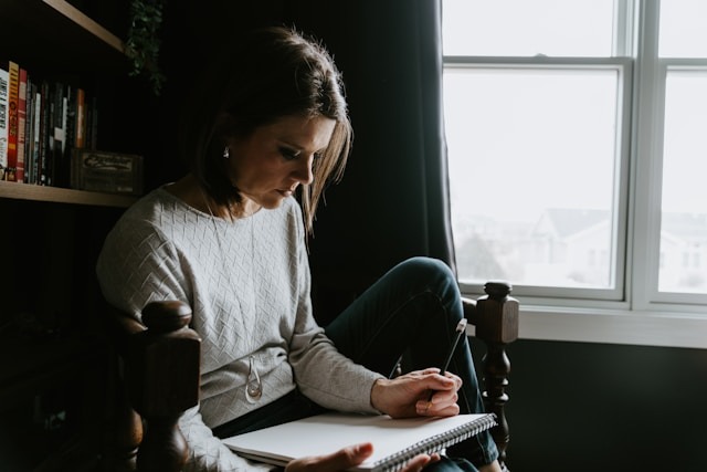 Femme en réflexion sur son projet professionnel illustrant un bilan de compétences avec un profil TDAH