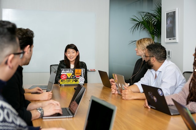 Manager en posture directive face à son équipe en réunion professionnelle Paris