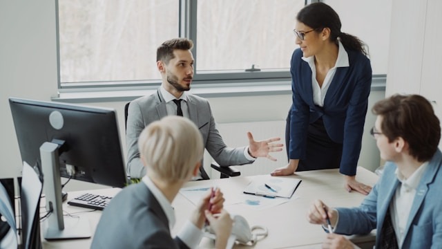 Manager en conversation directe avec des collaborateurs dans un contexte de management persuasif