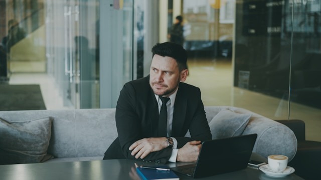 Manager en réflexion seul, questionnant son style de management trop directif