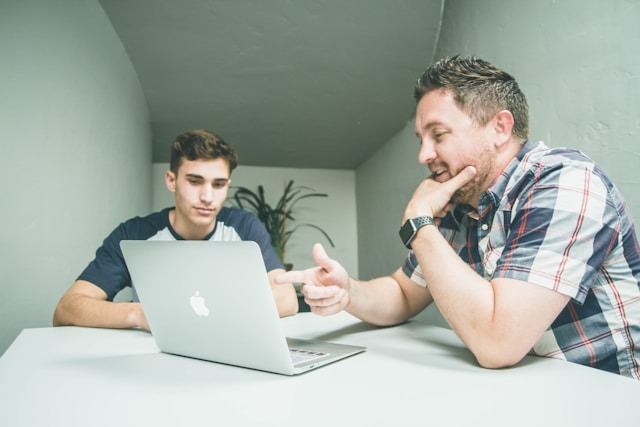 Directeur d'équipe qui adapte son style de management selon les profils de ses collaborateurs