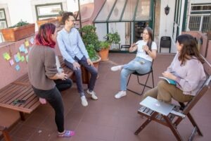 Groupe de professionnels en cercle d'échange — dispositif de coaching d'équipe à Paris