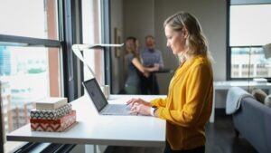 Vingt ans dans la même entreprise : comment elle a préparé son départ au lieu de le subir