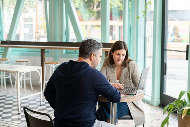 Dirigeant qui confie une tâche à un collaborateur, illustration de la délégation